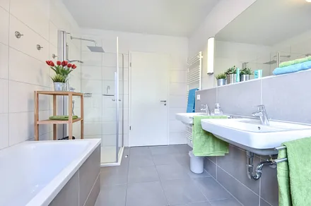 Bad mit Wanne und Dusche