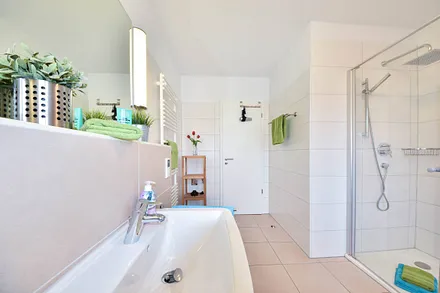 Bad mit ebenerdiger Dusche