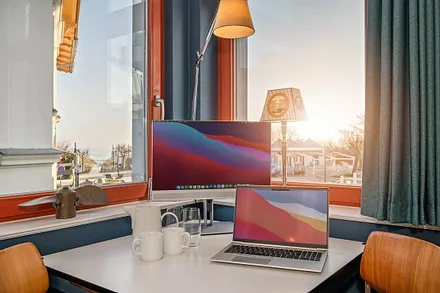 kleine aber feine Arbeitsecke mit Promenadenblick