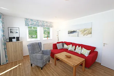 Wohnzimmer mit Couch und Sessel