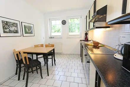 Küchenzeile mit Esstisch