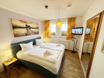 Villa Störtebeker Whg. 05 - Schlafzimmer mit Doppelbett und Kleiderschrank