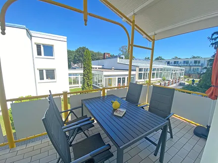 bestuhlter Balkon in ruhiger Lage