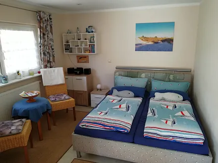 Wohnzimmer mit Doppelbett