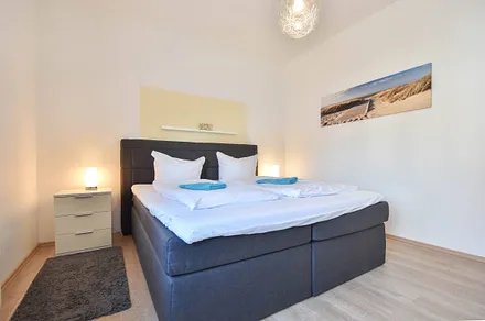 Boxspringbett im Hauptschlafzimmer