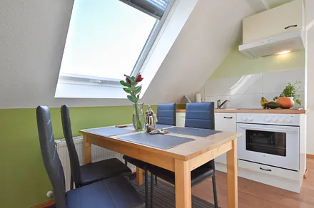 offene Küche mit Esstisch und Platz für 4 Personen