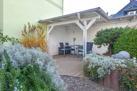 überdachte Sitzecke im Garten