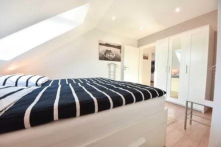 Doppelbett mit hohem Einstieg