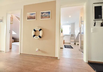 Blick vom Flur ins Bad