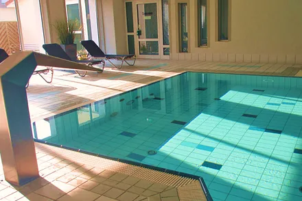 Schwimmbad und Sauna für die Gäste der Anlage