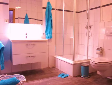 Badezimmer mit Dusche