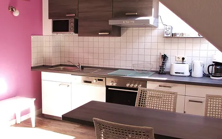 Gut ausgestattete Küche