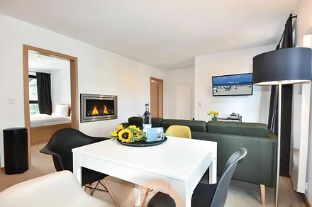 offener Wohnbereich mit Ethanolkamin