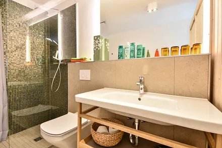 Bad mit extra breitem Waschbecken