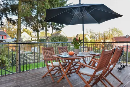 möblierte Terrasse und Sonnenschirm