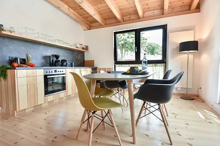 Küchenzeile mit Esstisch und Platz für 4 Personen