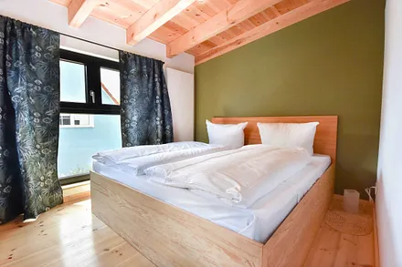 Schlafzimmer mit Doppelbett