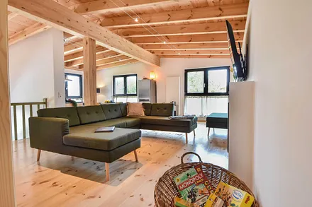 schöne große Couch im Wohnbereich