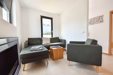 gemütliches Ecksofa und Sessel