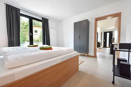 2. Schlafzimmer mit Zugang zur Terrasse