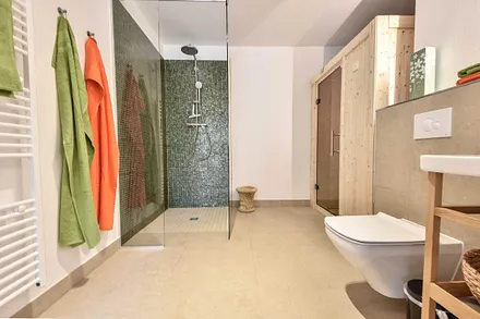 Bad mit bodentiefer Dusche 