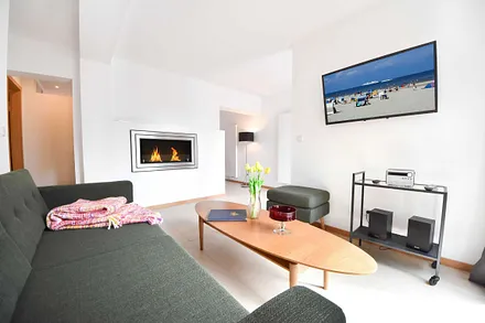 Wohnbereich mit (Ethanol)Kamin und LED-TV