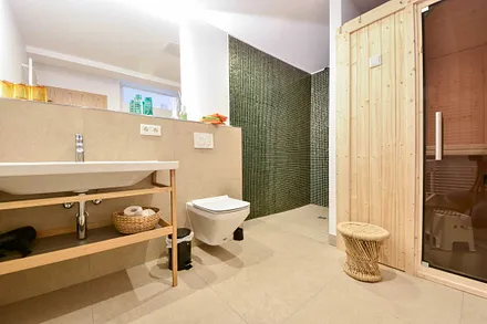 Bad mit extrabreitem Waschbecken