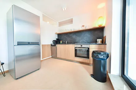 Küchenzeile mit Ceranfeld, Backofen und Geschirrspüler