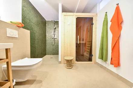 Bad mit Sauna und bodentiefer Dusche