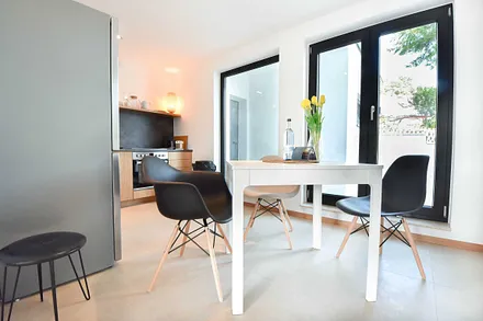 Küchenbereich mit Esstisch und ausreichend Platz für 2-4 Personen 