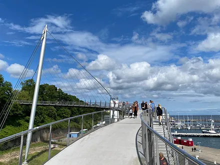 Hängebrücke am Hafen ca. 600 m entfernt