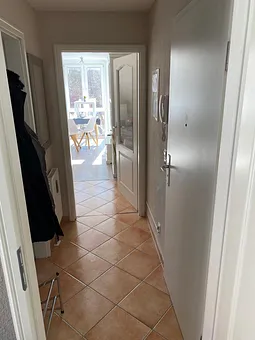 Flur: Blick aus dem Schlafzimmer (links Badezimmer, rechts Eingangstür, geradeaus Wohn-/Essbereich)