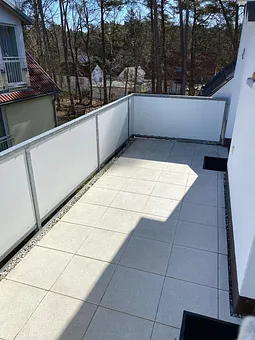 Großer Balkon, begehbar aus dem Schlafzimmer und dem Wohn-/Essbereich (3 Gartenstühle und ein Tisch vorhanden)