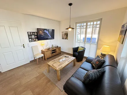 heller Wohnbereich mit Smart-TV