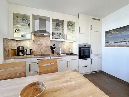 Küchenzeile mit diversen Küchenutensilien