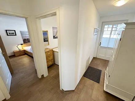Flurbereich mit Blick ins Schlafzimmer