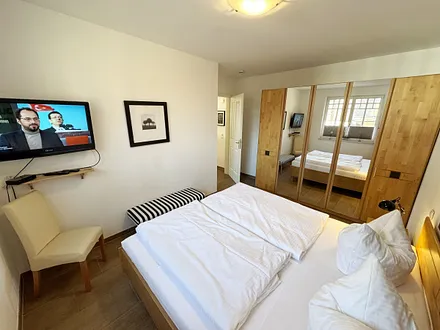 1.Schlafzimmer mit Doppelbett mit Flachbild-TV