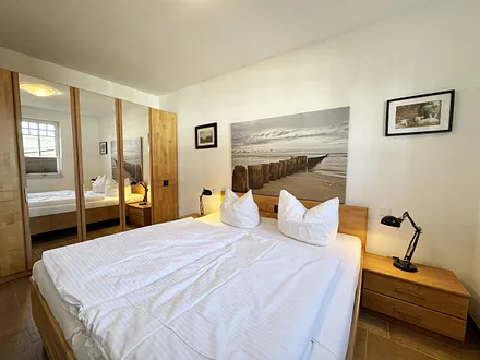 1.Schlafzimmer mit Doppelbett und Kleiderschrank