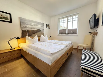 1.Schlafzimmer mit Doppelbett und Nachttischablagen