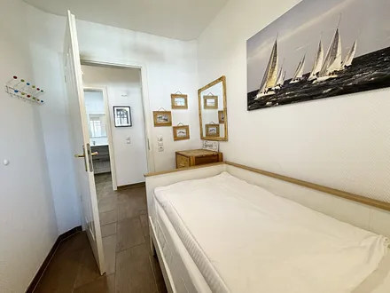 2.Schlafzimmer mit Tandembett und Kommode