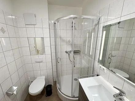 innenliegendes Badezimmer mit Dusche und WC