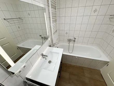 innenliegendes Badezimmer mit Waschbecken