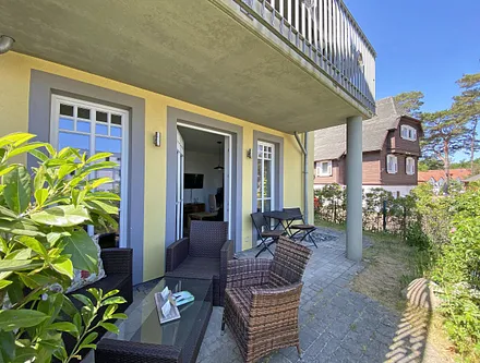 bestuhlte Terrasse mit Blick ins Grüne