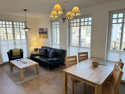 heller Wohnbereich mit Couch und Smart-TV