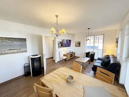 gemütlicher Ess-/Wohnbereich mit Kamin