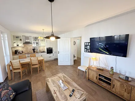 gemütlicher Wohnbereich mit Blick in Koch-/Essbereich