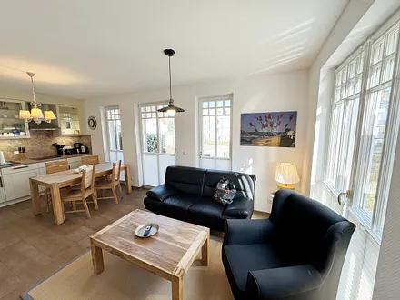 gemütliches Wohnzimmer mit Couch