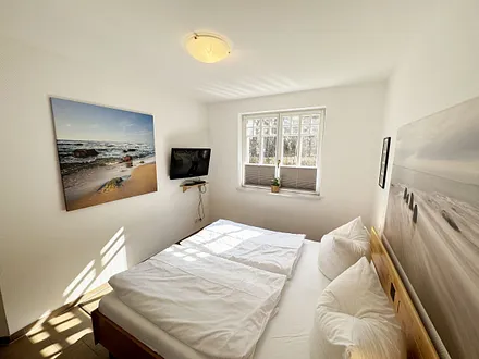 1.Schlafzimmer mit Flachbild-TV