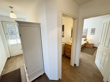 Flurbereich mit Blick ins Schlafzimmer