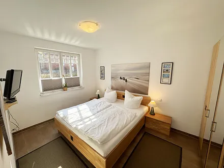 1.Schlafzimmer mit Doppelbett mit Nachttischablagen